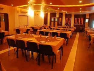 Hotel Indralok Junagadh Eksteriør billede